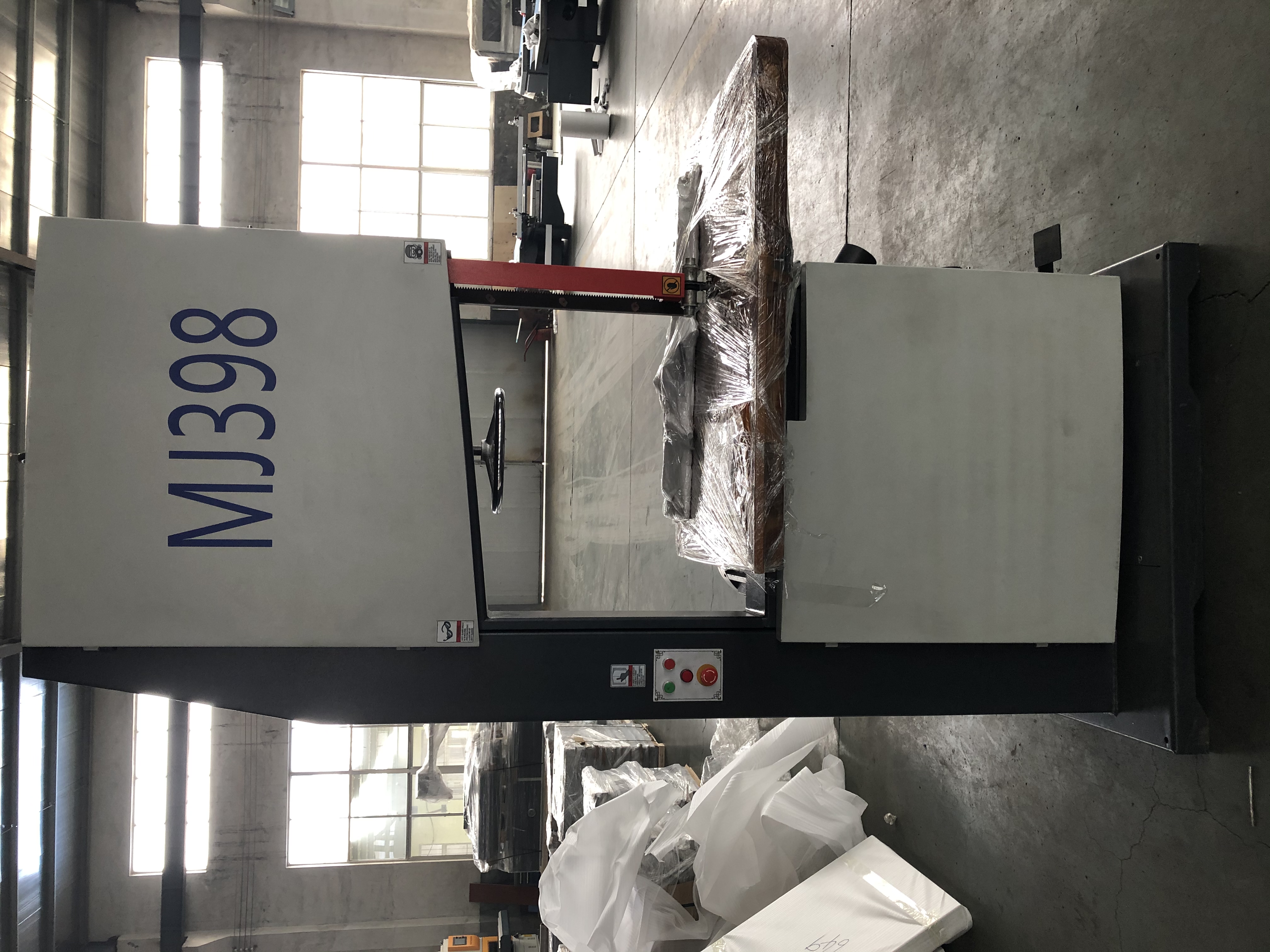 Станок ленточнопильный по дереву 79 см MJ398