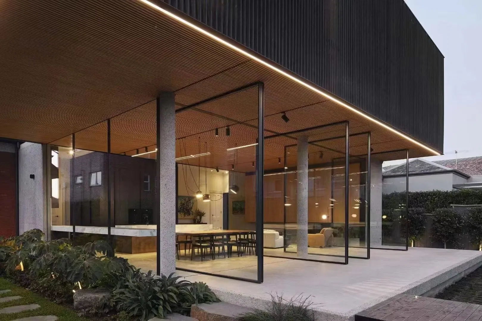 Алюминиевая входная дверь Dorwin Tech с синим стеклом