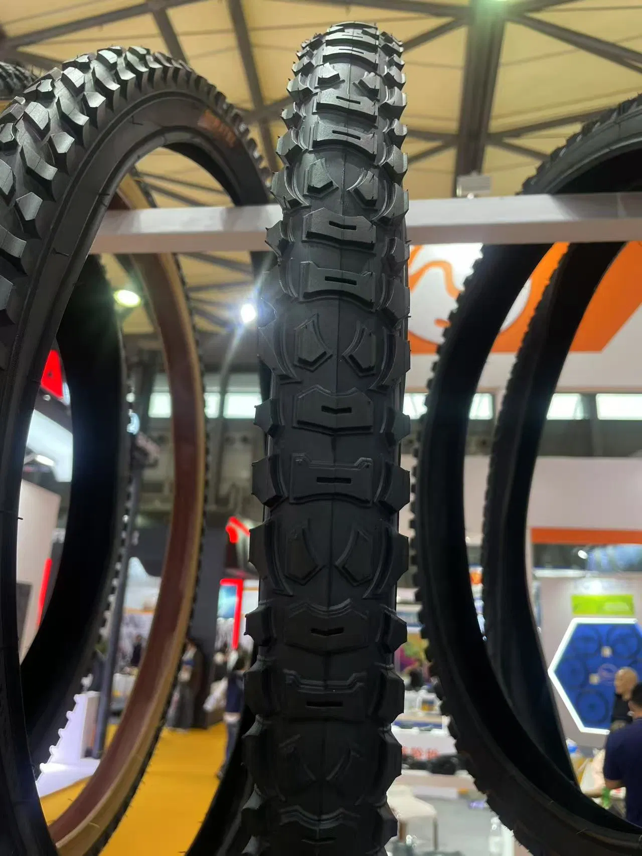 Велосипедная покрышка 26 дюймов с желтой полосой