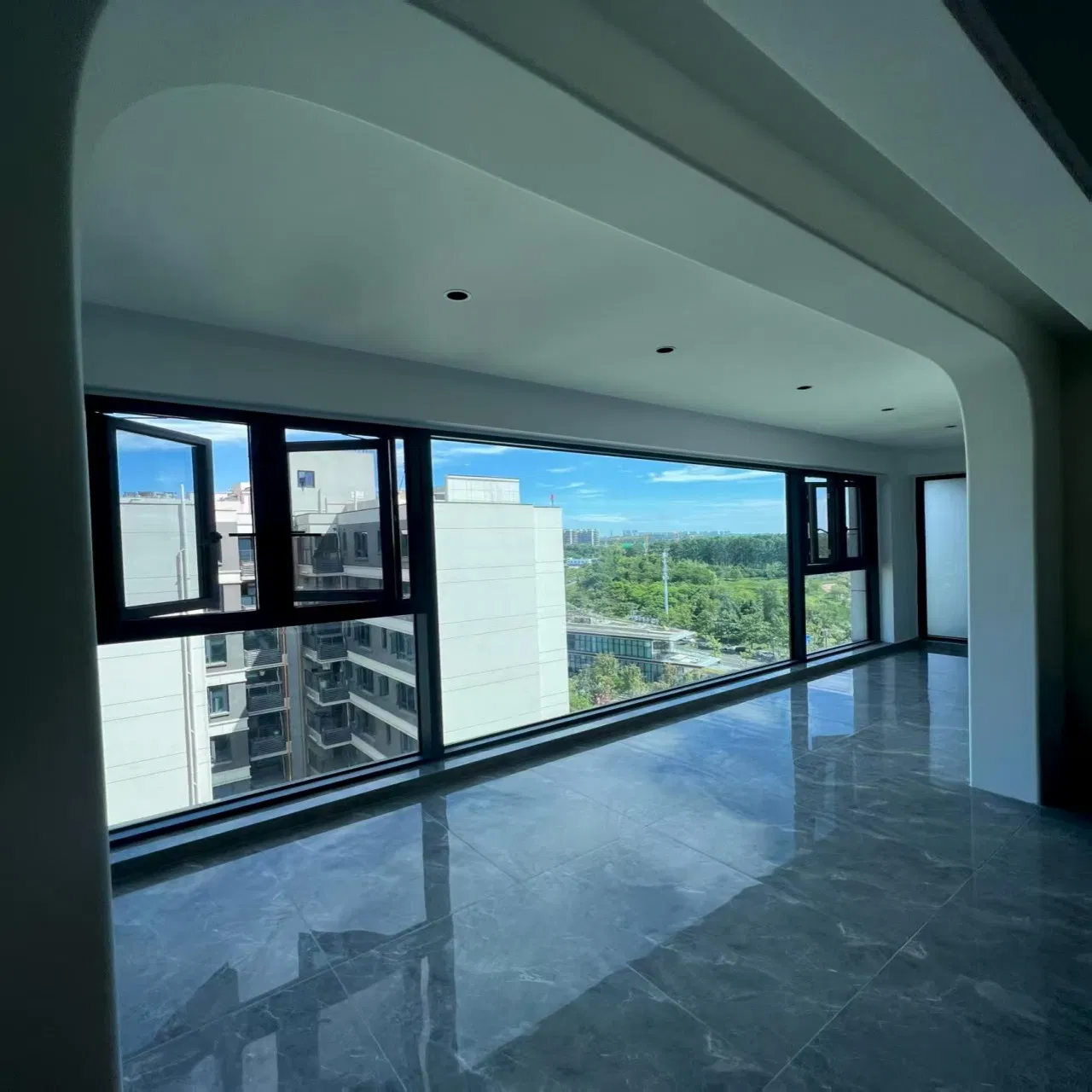 Алюминиевое распашное окно Winstar с порошковым покрытием