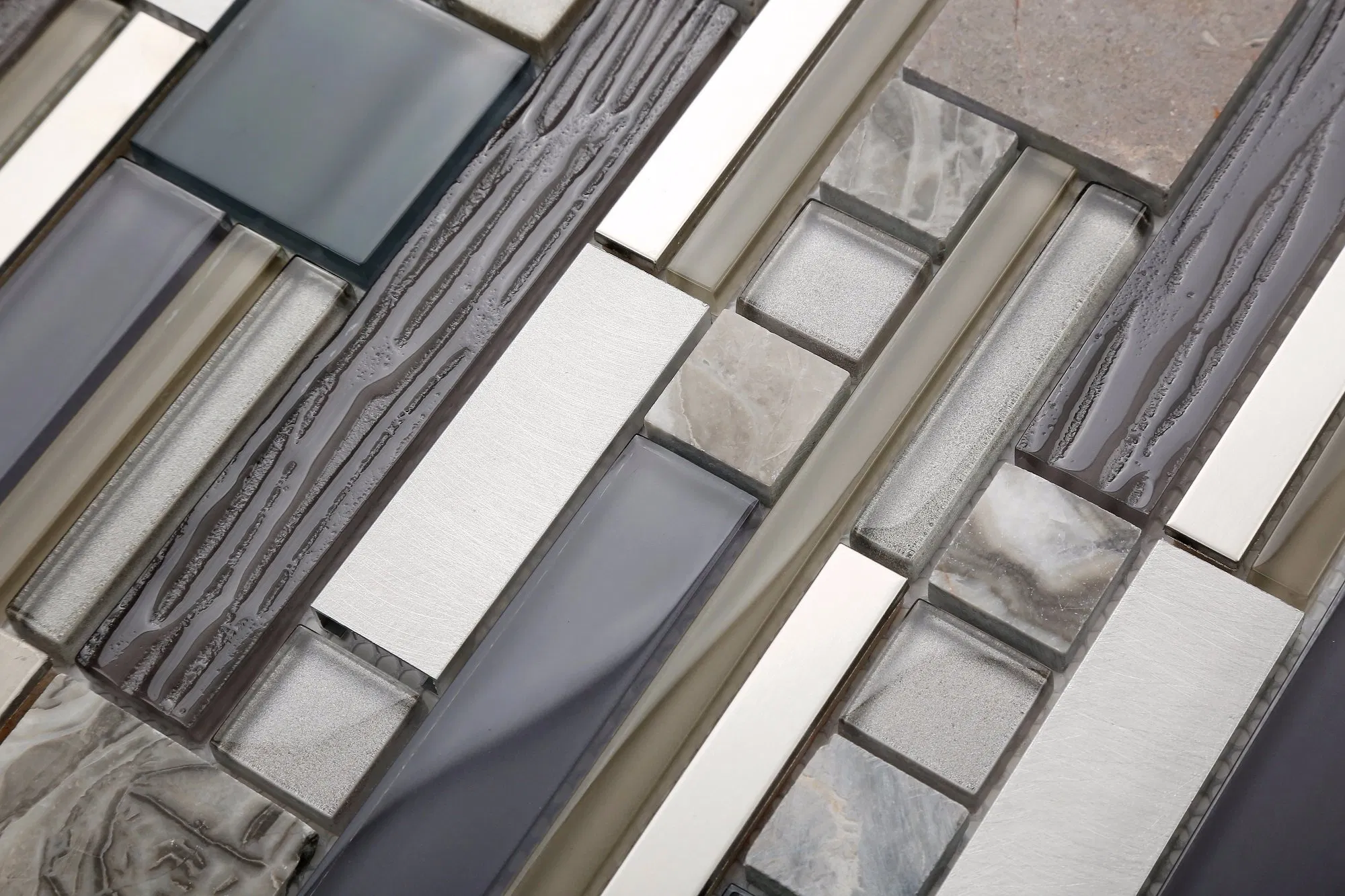 Мозаичная плитка под камень для ванной и пола