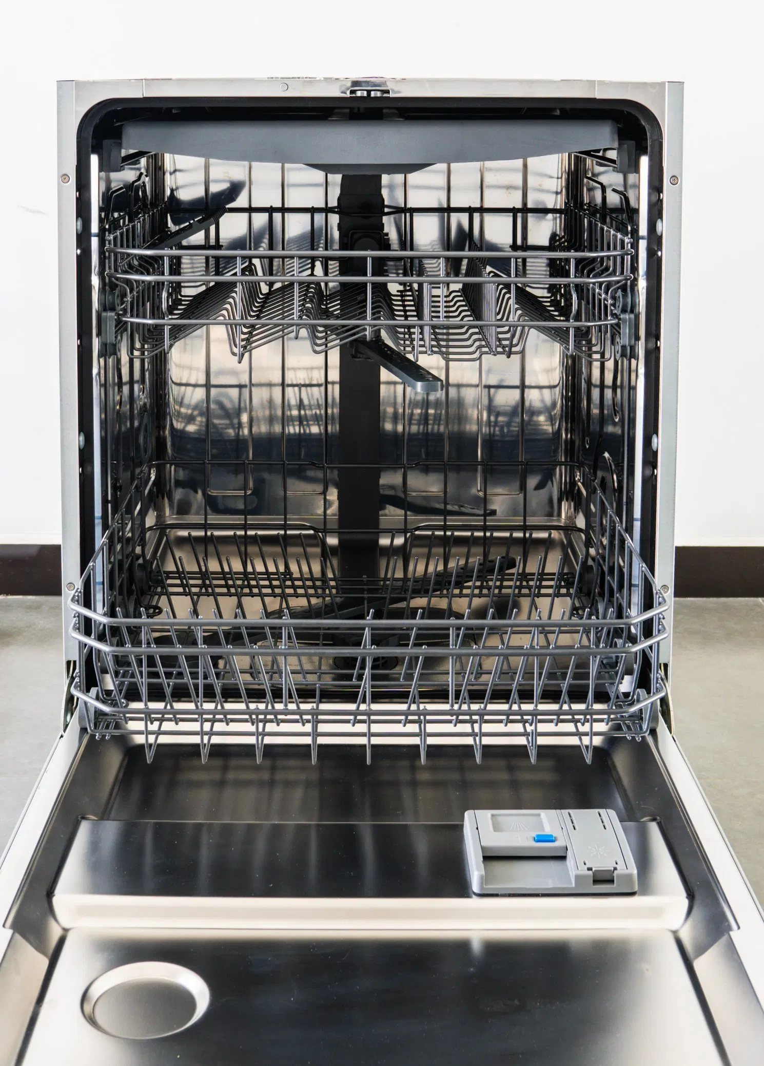 Eco-Friendly Efficient Cleaning Dishwasher with Smart Features