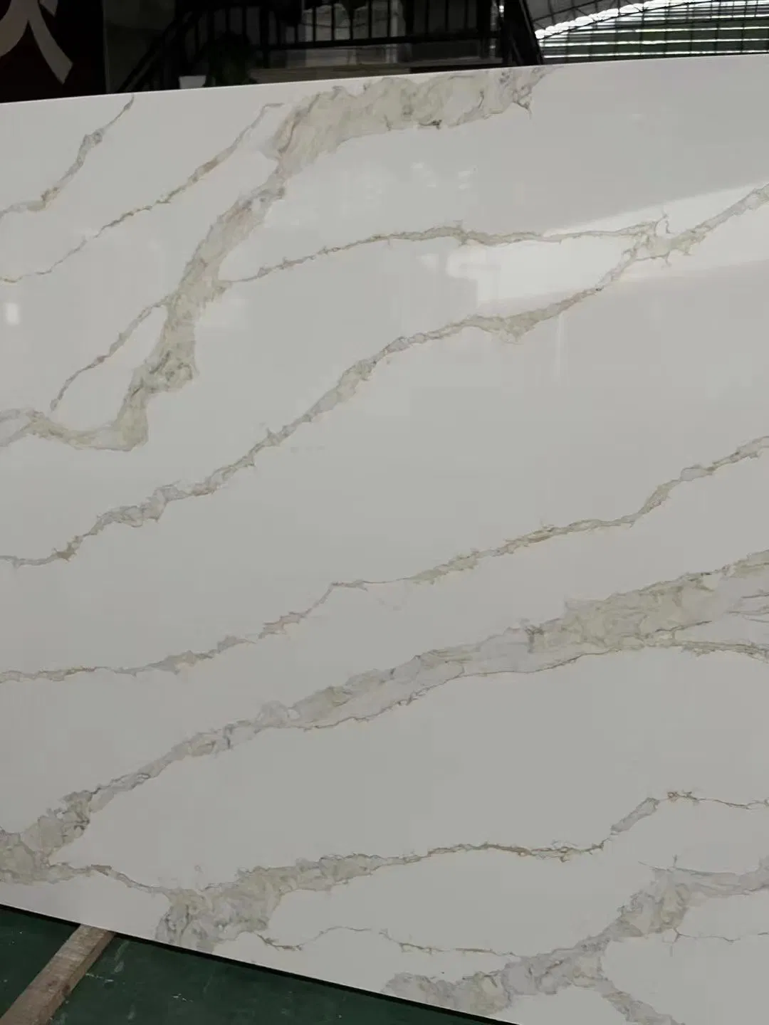 Polished Calacatta Customized Solid Surface/White/Black/Grey/Yellow/Gold Artificial Marble/Engineered Quartz Stone Slab for Kitchen/Bathroom/Island/Worktops/Van