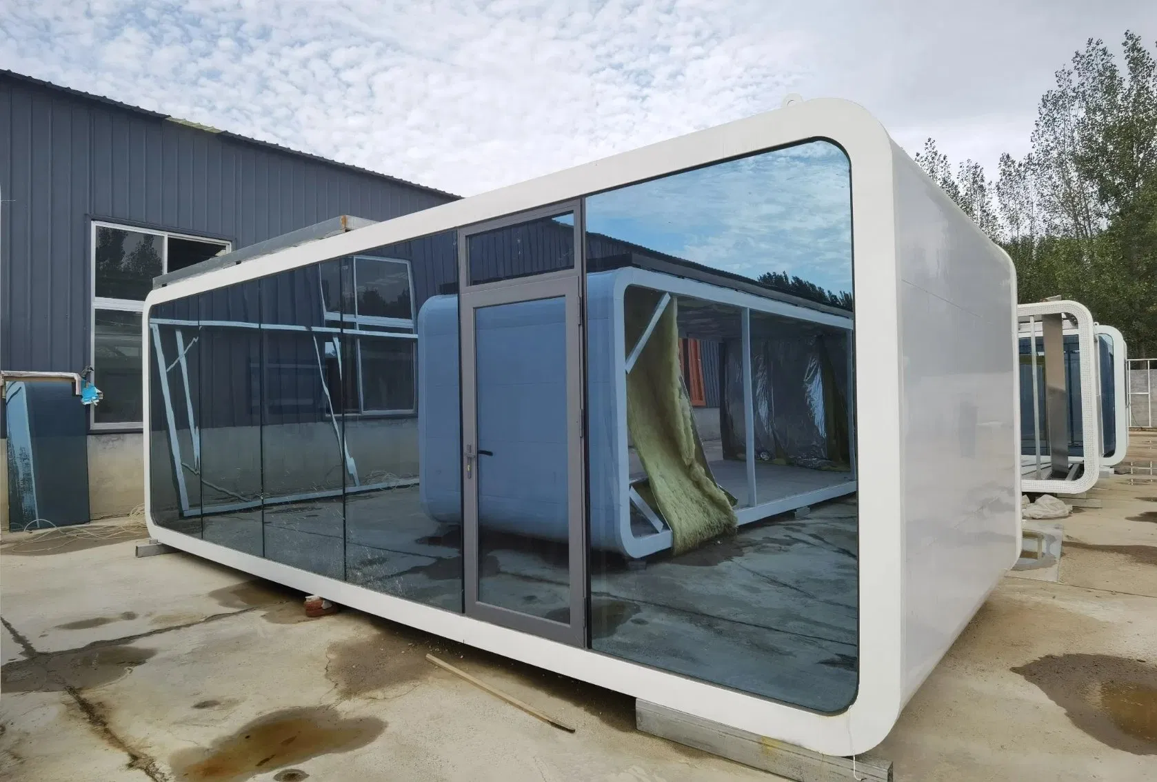 Professional Manufacture Apple Cabin 20FT 40FT Mobile House with Solar System Smart Security for Commercial Outdoor Homestay Business Cabin House with CE ISO