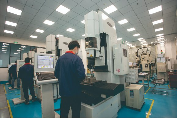 Индивидуальная литьевая форма для зарядки автомобильных деталей