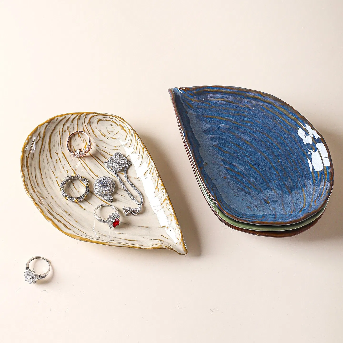 Elegant Shell-Shaped Ceramic Plate for Fruit or Jewelry Display Tray