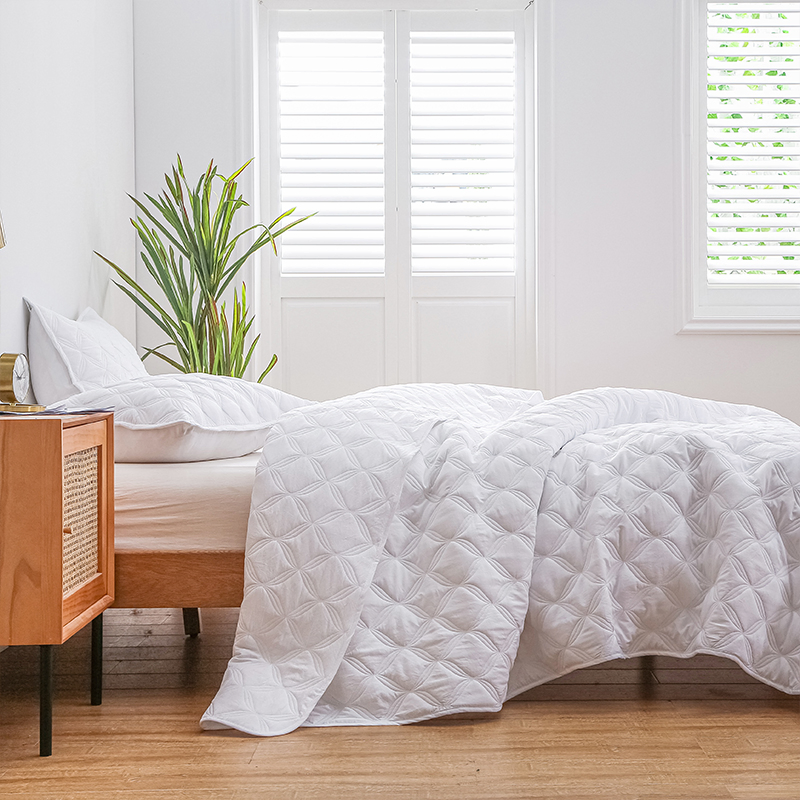 Hot Selling White Polyester Home Textile 3 Pieces Bed Cove Queen King Size Bedding Set Quilted Bedspread Manufacture