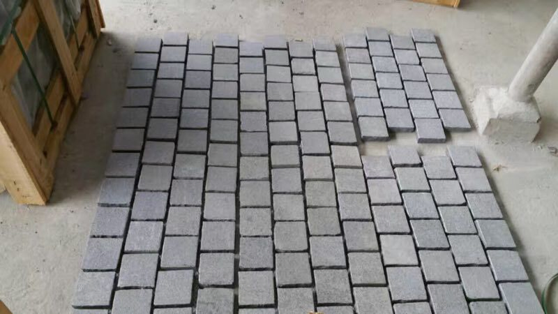 China Manufacturer Wholesale Gray/Black/Gold/Rusty Slate Granite Paving Stone Flagstone with Net for Projects