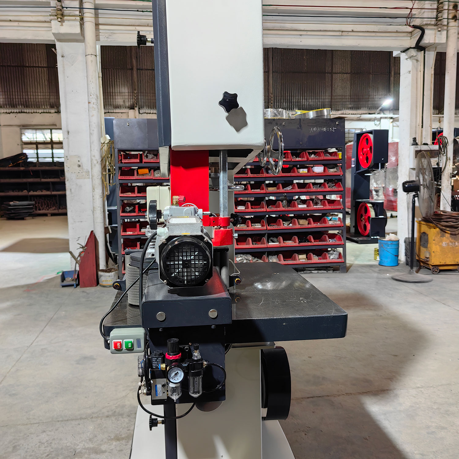 Ленточная пила по дереву вертикальная с автоподачей MJG396U