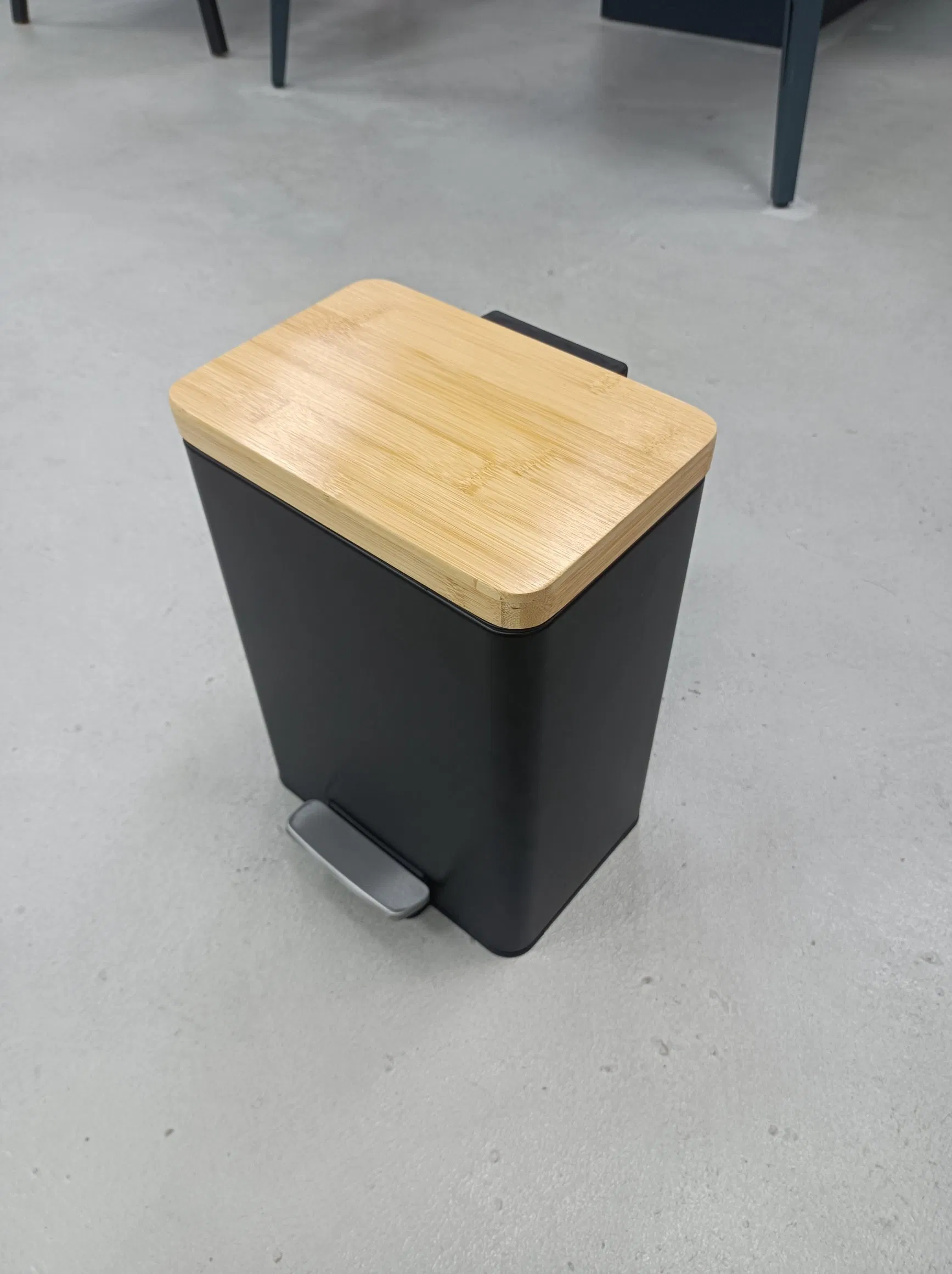 Современная мусорная корзина из нержавеющей стали