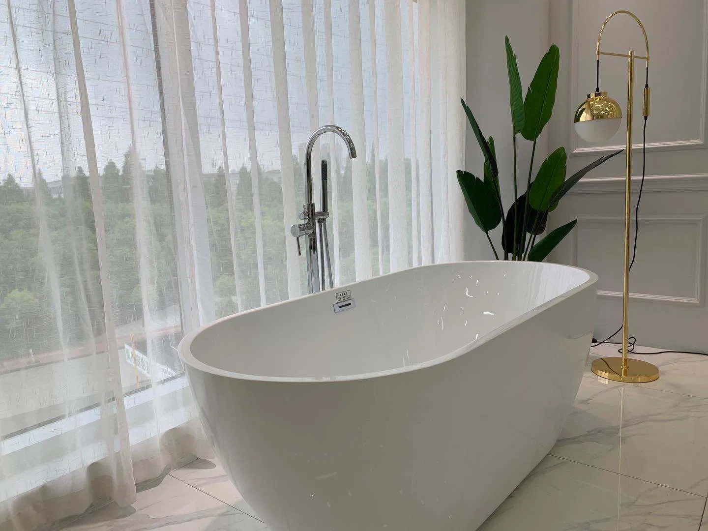 Glossy Oval Design Bathroom Artificial Stone Soaking Bathub