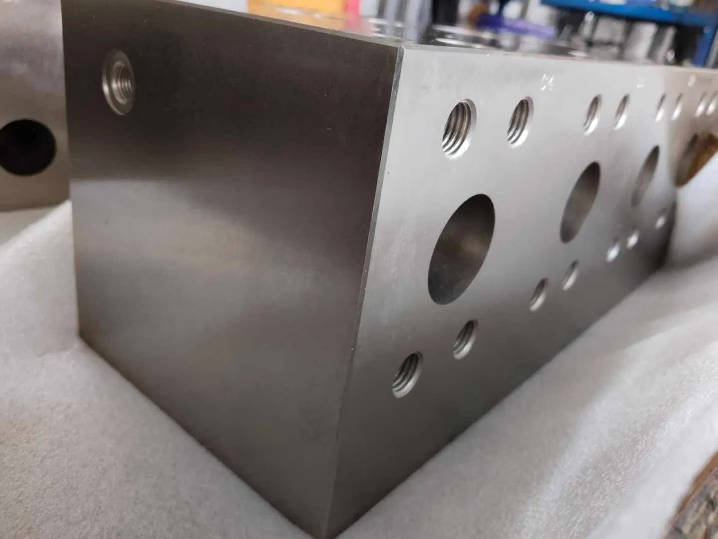 Precision CNC Milling Hydraulic Manifold with Multiple Control Valves Aluminum Hydraulic Valve Block