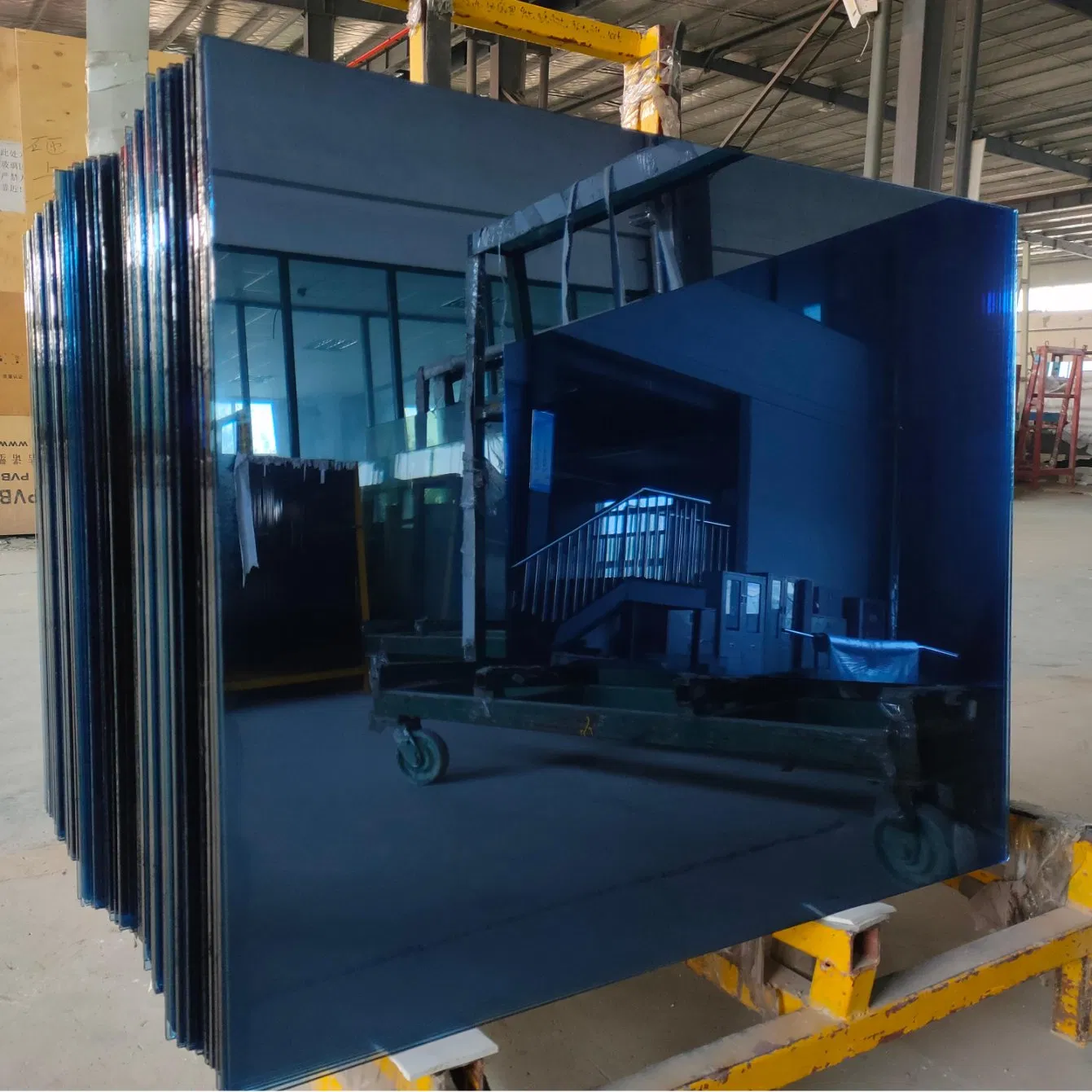 High Quality Black White Lake Blue Dark Blue Brown Ocean Blue Silver Tinted Colors Reflective Glass Price Per Square Meter