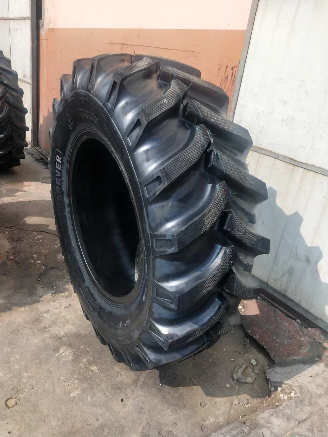 Шины сельскохозяйственные 16.9-28 и 18.4-30