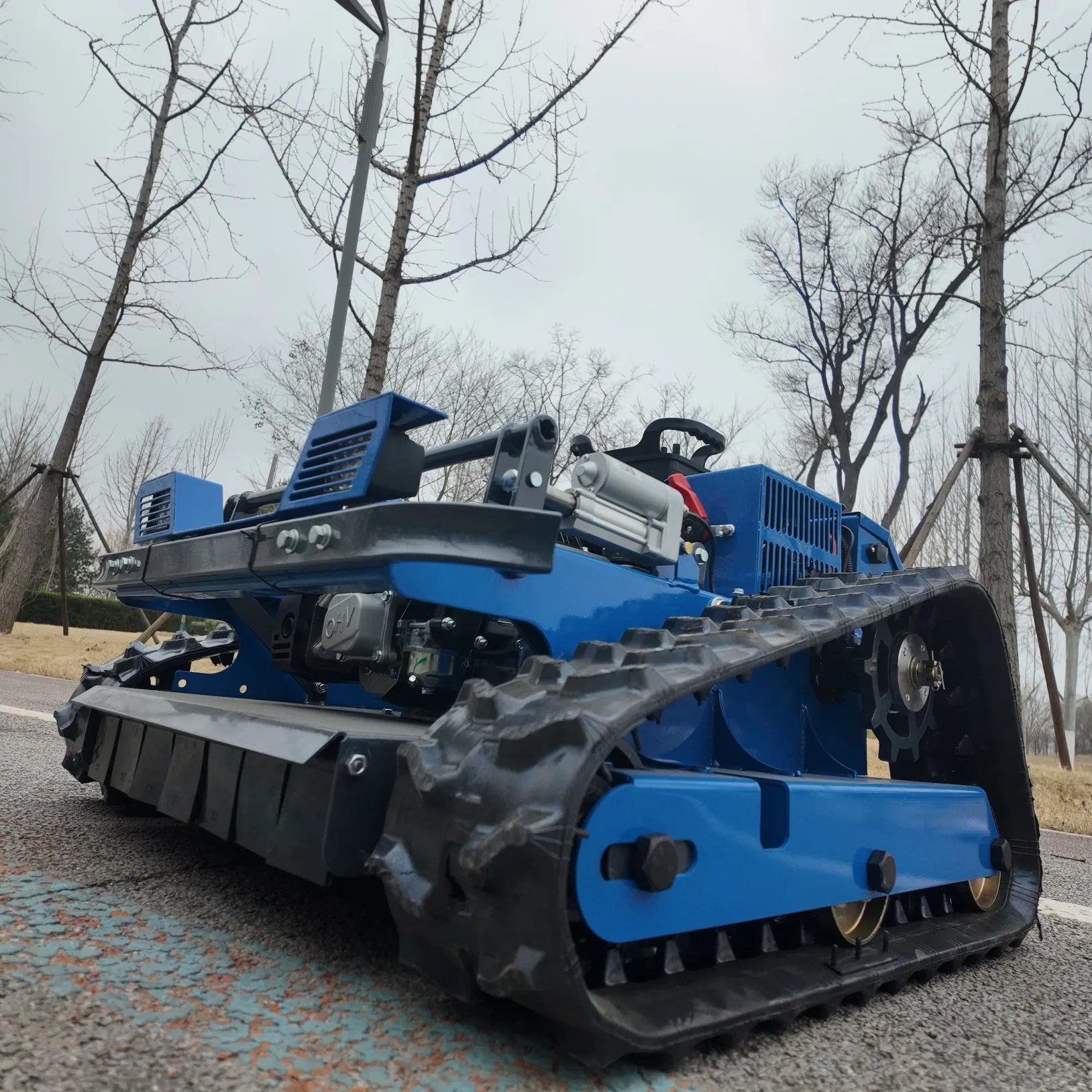 Самоходная газонокосилка-робот на гусеницах с пультом ДУ