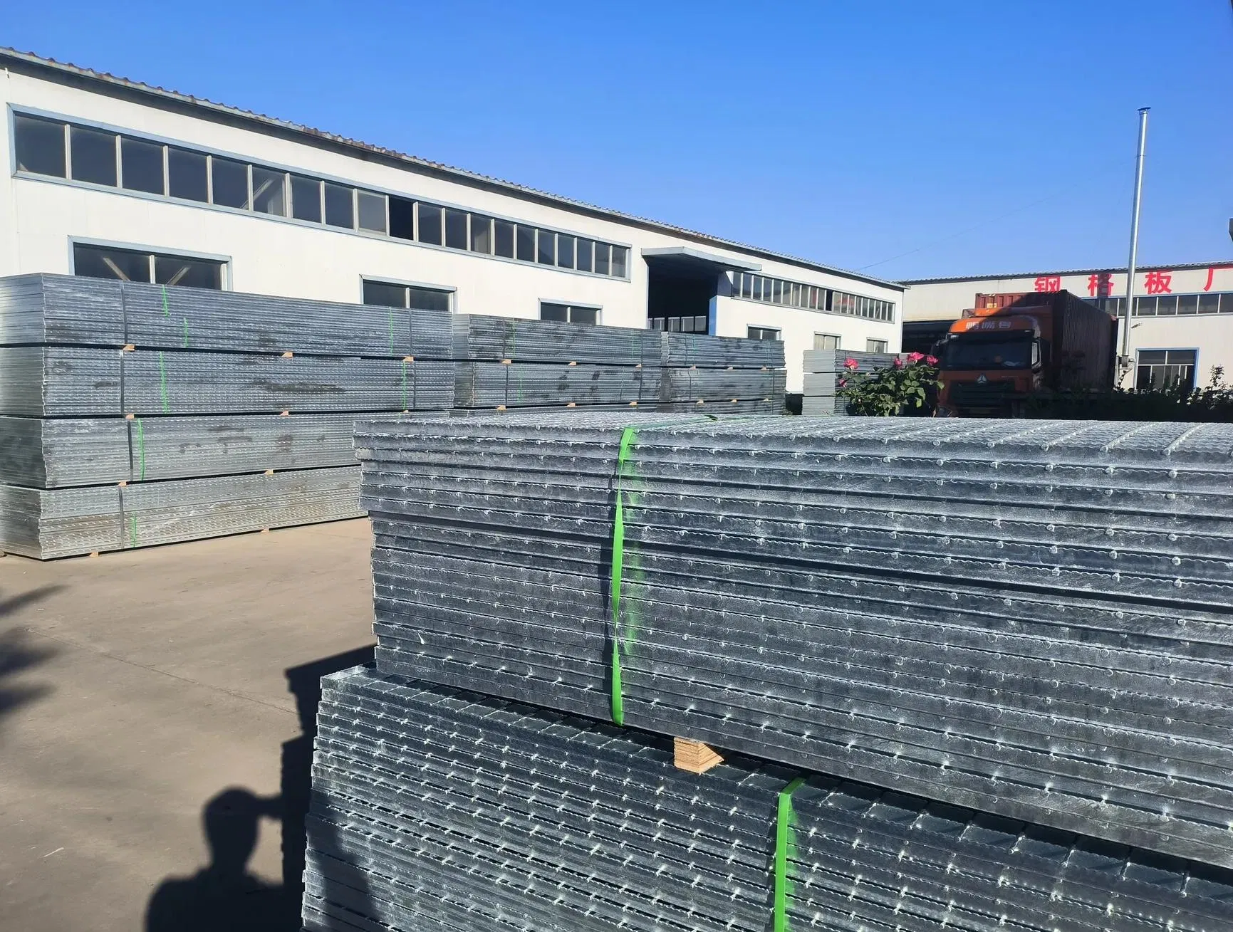 Hot DIP Galvanized Bar Grating Steel Floor Grating with Checkered Plate for Catwalk