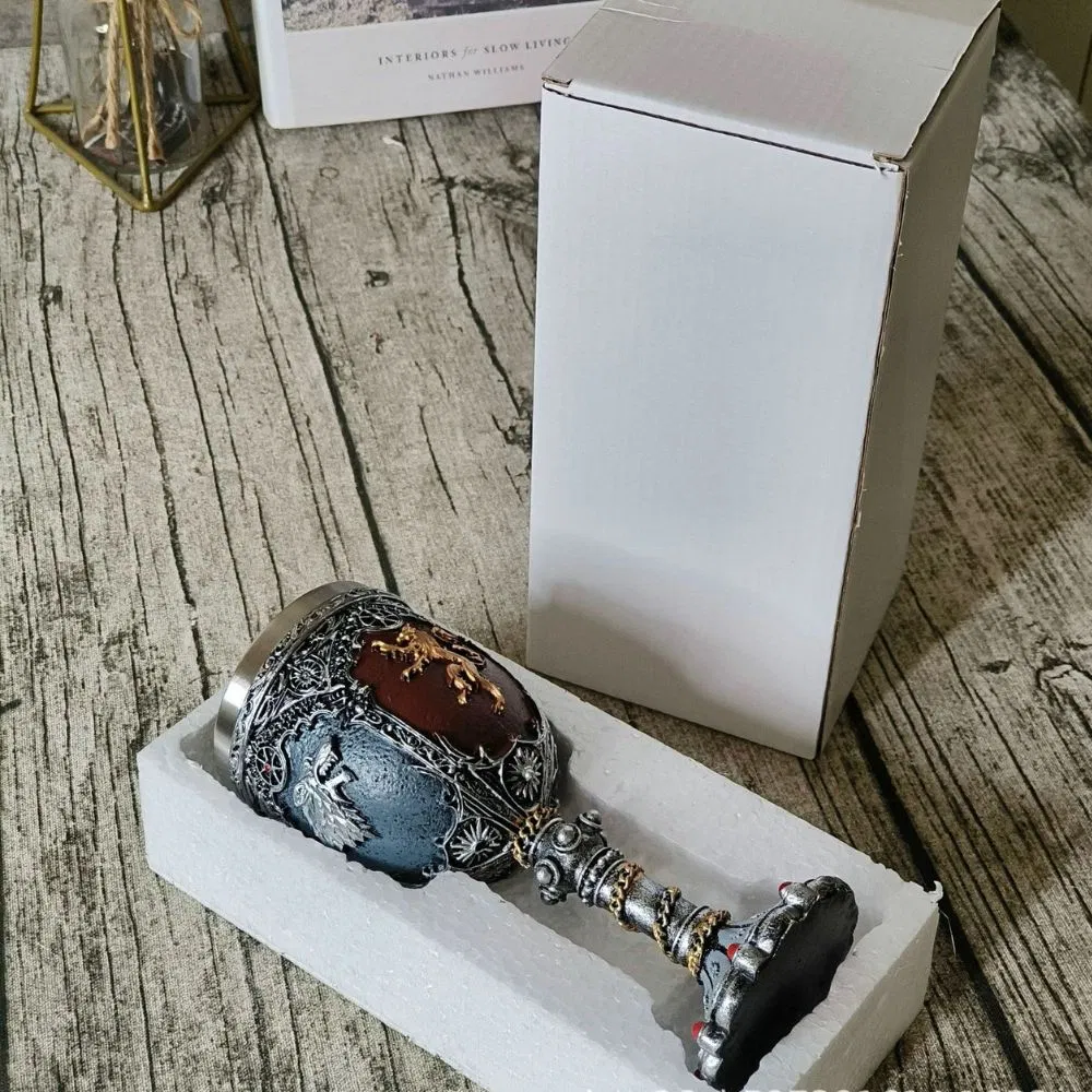 Средневековый винный кубок в готическом стиле