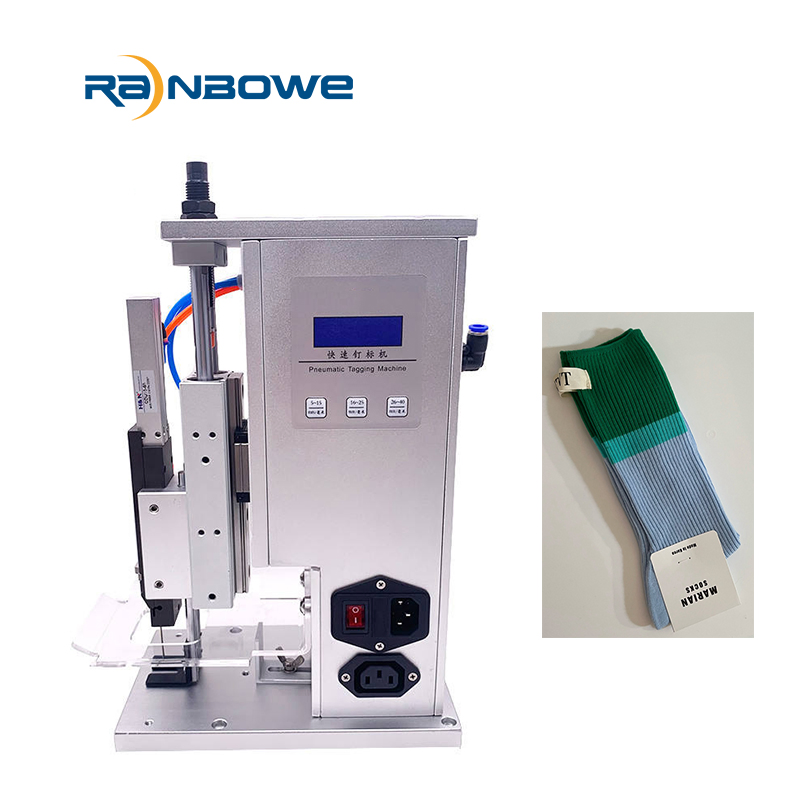 Автомат для этикетирования носков и перчаток