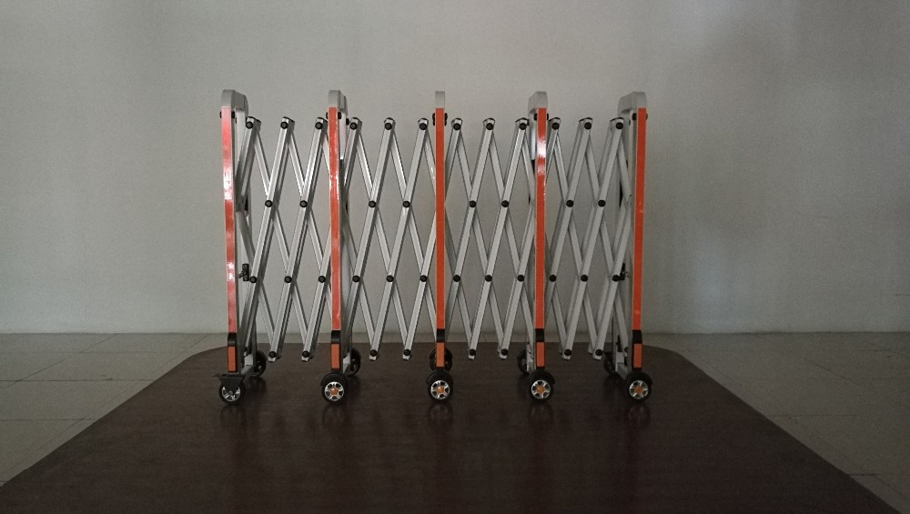 Versatile Roadside Accordion Barrier with Innovative Aluminum Design