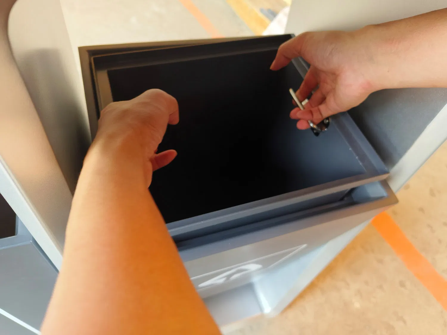 Мусорный бак из нержавеющей стали с логотипом