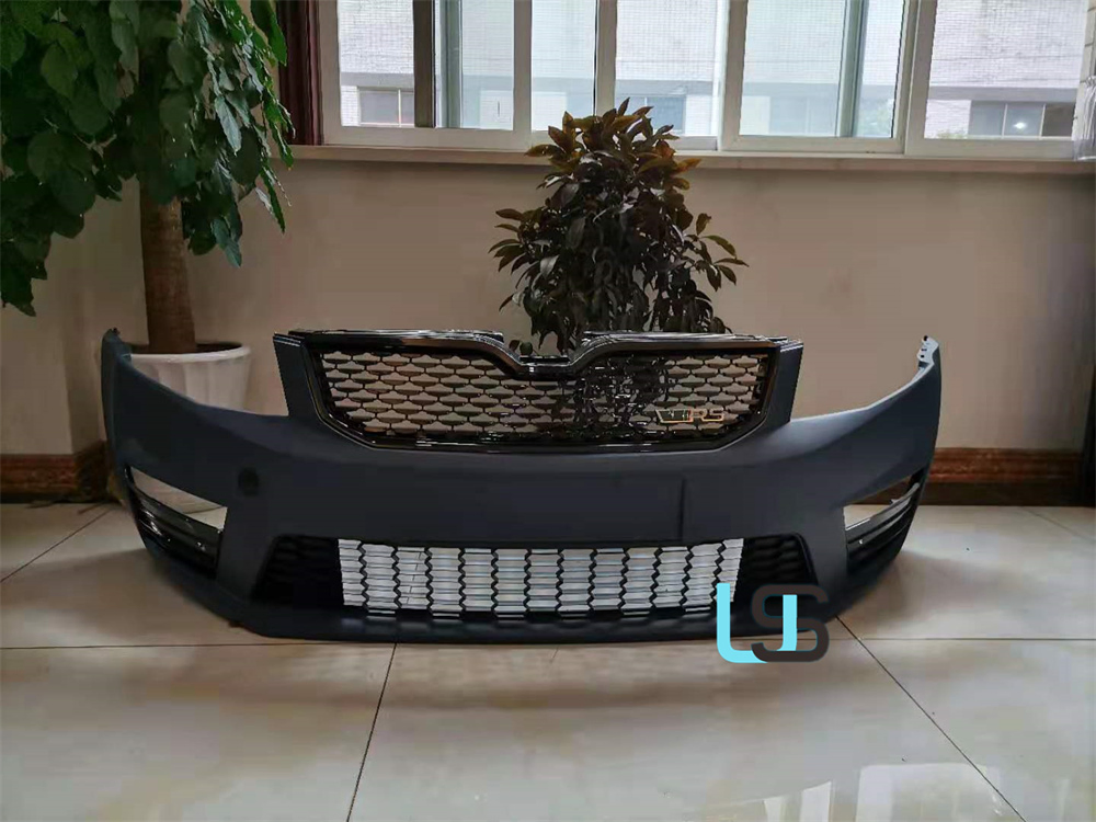 Передний бампер Octavia A7 RS с решеткой радиатора