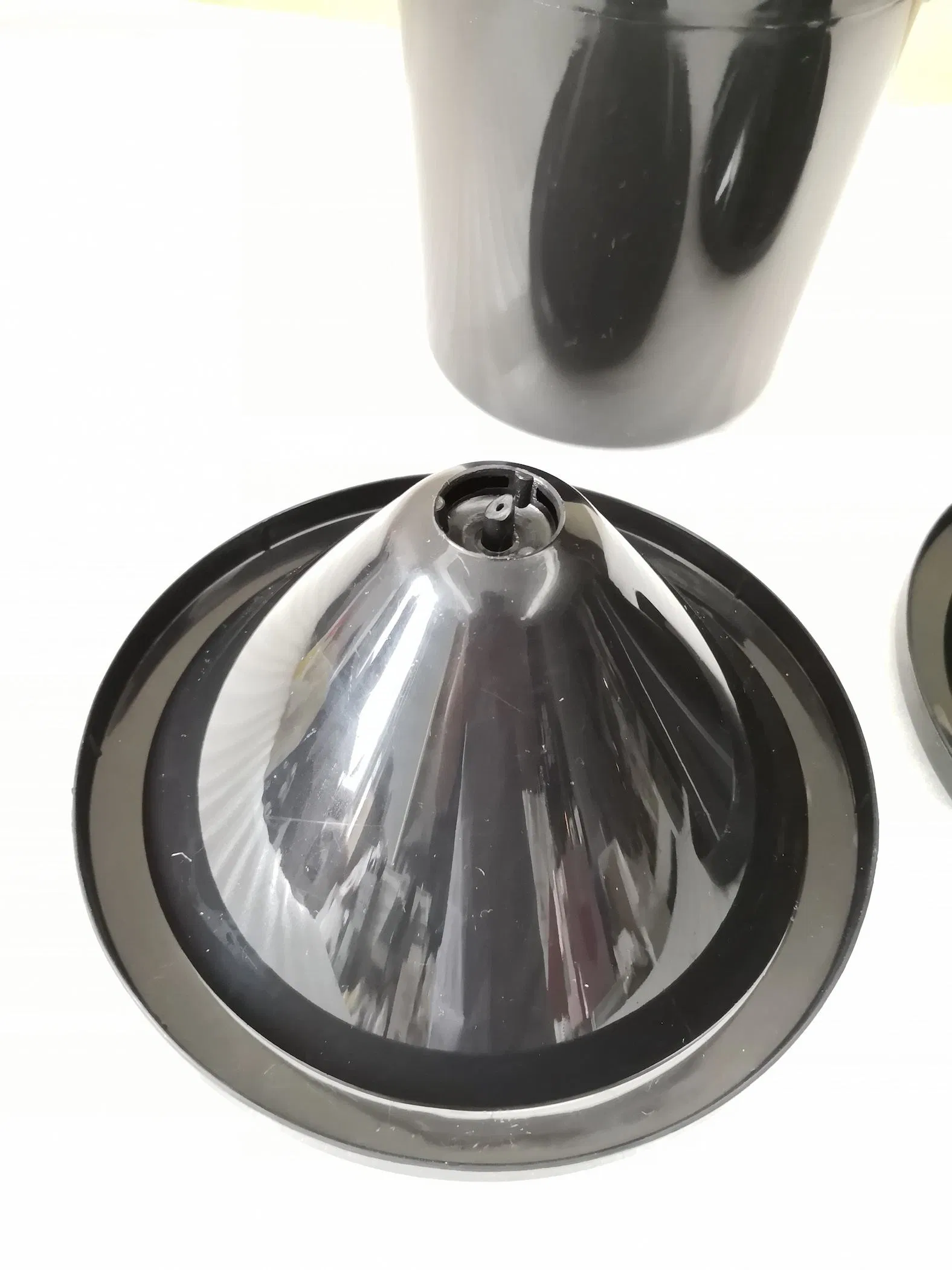 Classic Plastic Black Wine Tasting Spittoon Cold Wine Barrels with Funnel