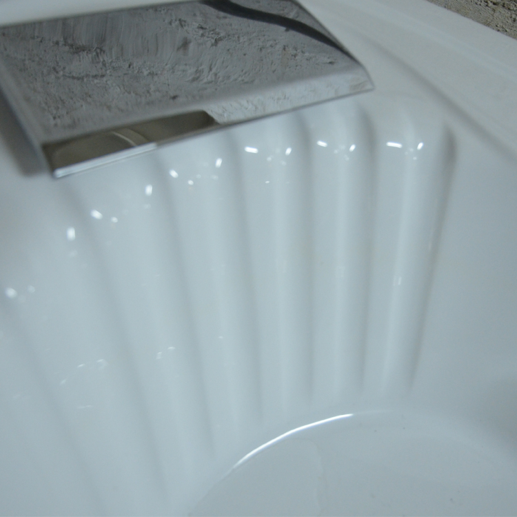 Угловая ванна с гидромассажем, белая