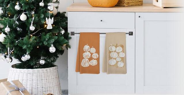 Charming Kitchen Towels with Decorative Herbs and Wildflowers