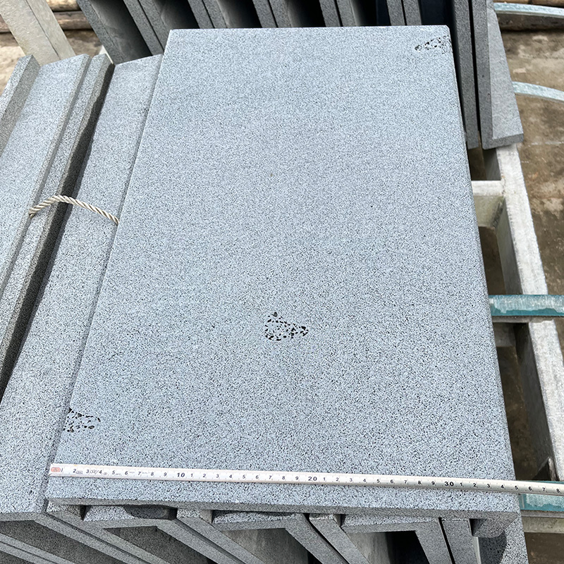 Natural Dark Grey/Black Honed Bluestone Basalt Stone Paving with Water-Sealer for Flooring Tiles/Paver Price