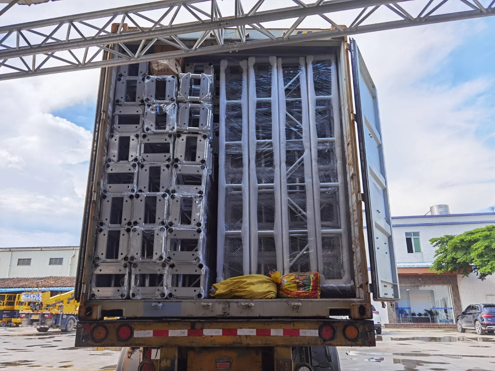 Portable Aluminum Stage Truss for LED Lights and Obstacles.