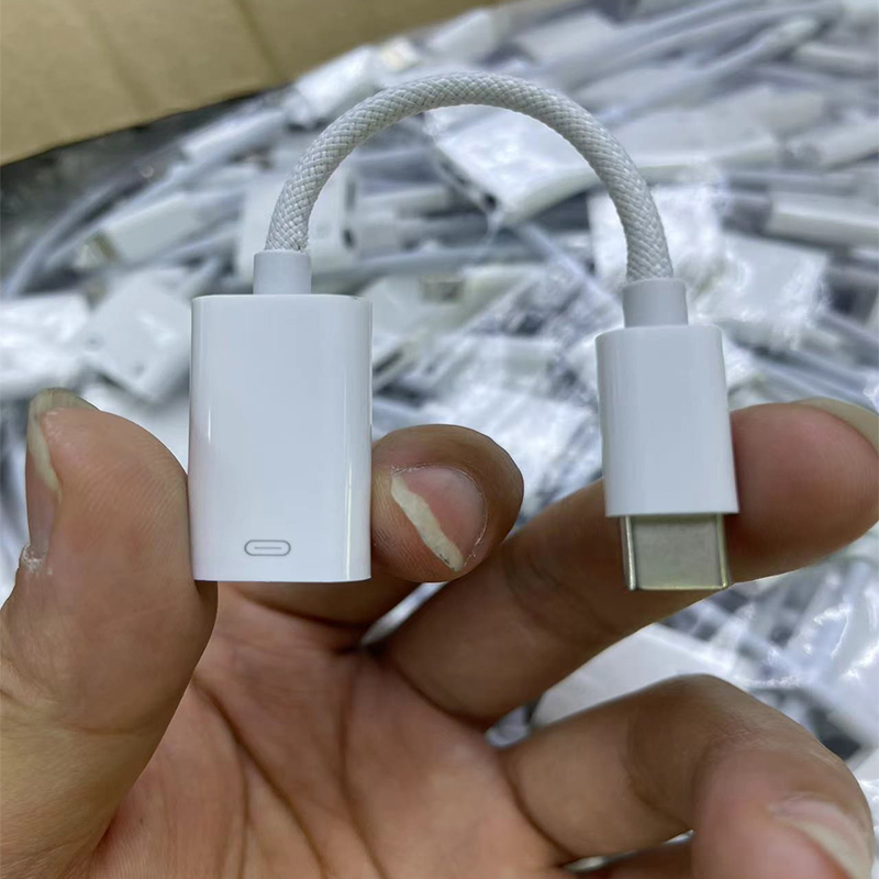 Аудио-адаптер Lightning на USB-C для наушников iPhone