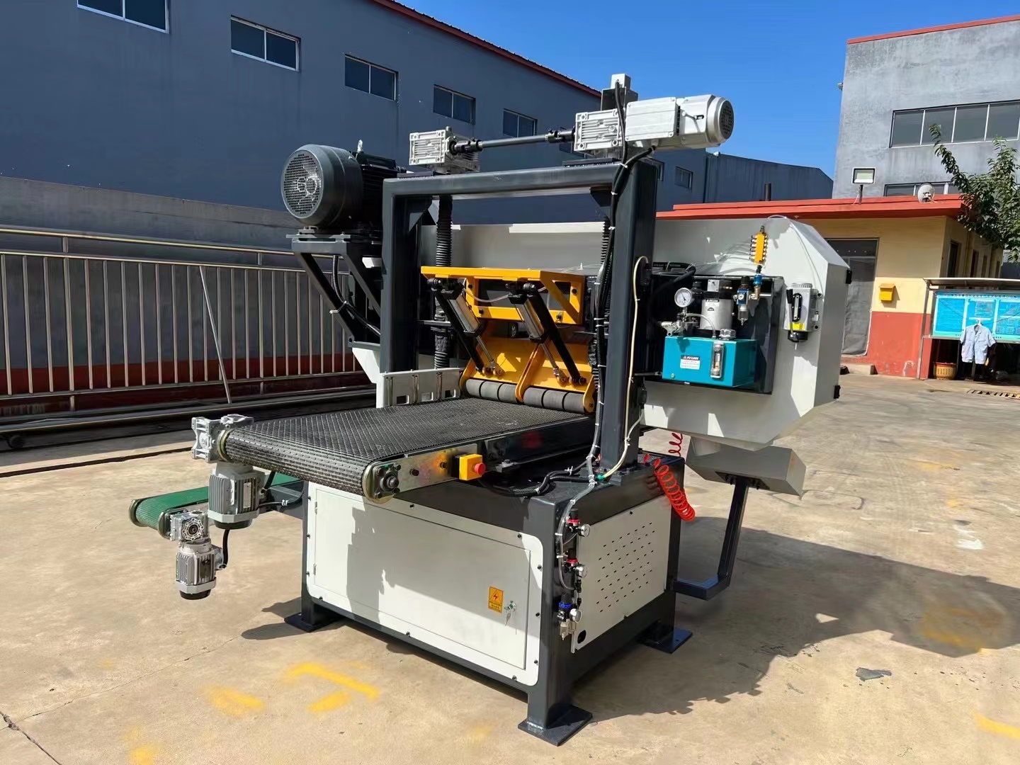 Ленточная пила по дереву горизонтальная для твердых пород