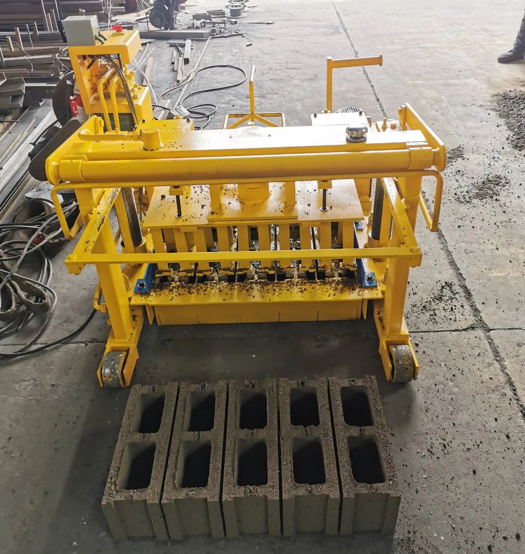 Qtj6-30 Mobile Concrete Block Forming Machine with Low Capacity