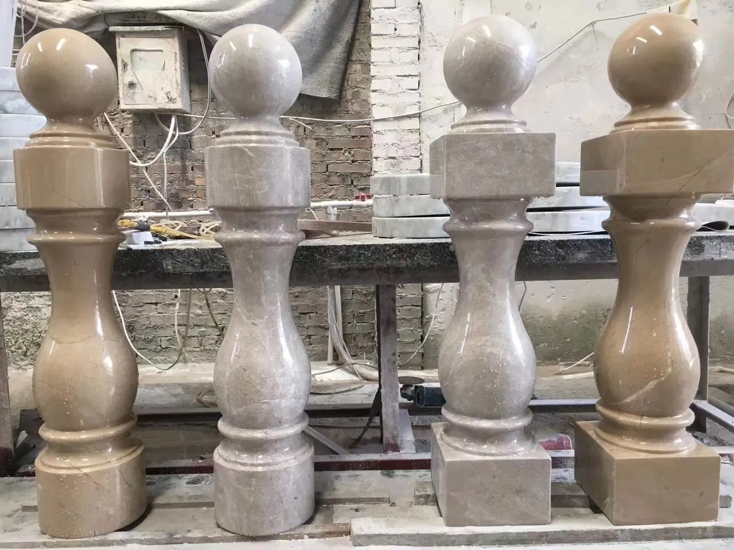 Customized Solid Polished Black Granite Pillar with Round Ball