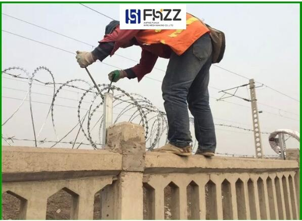 Staineless Steel 304/316/430 Concertina Razor Barbed Tape Wire Fence Install on The Raiway