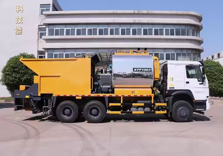 Hot Selling 6m3 Asphalt Crack Sealing Xtf1003 Road Machinery