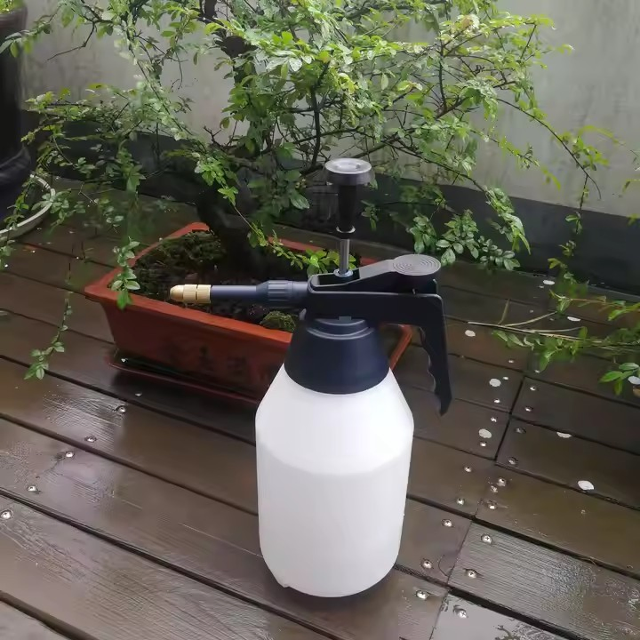 Durable Plastic Hand Pressure Sprayer for Agricultural Use