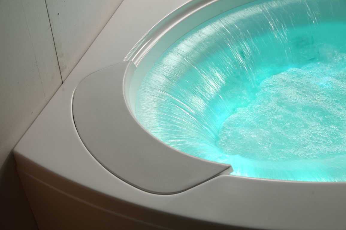 Угловая акриловая ванна с юбкой и гидромассажем