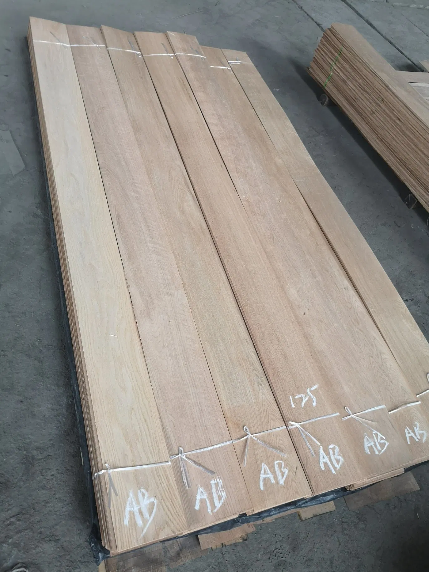 1900mm Length American Walnut Sawn / Sliced Veneer Toplayer Lamella Sawn Eurpean Oak