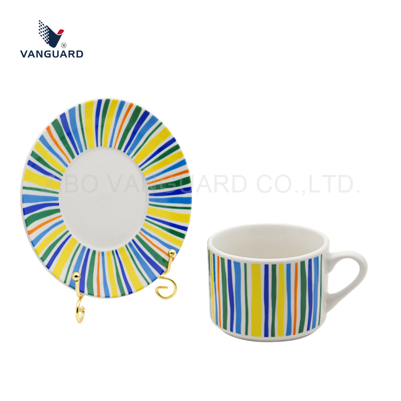 Набор керамических чашек с блюдцами и печатью