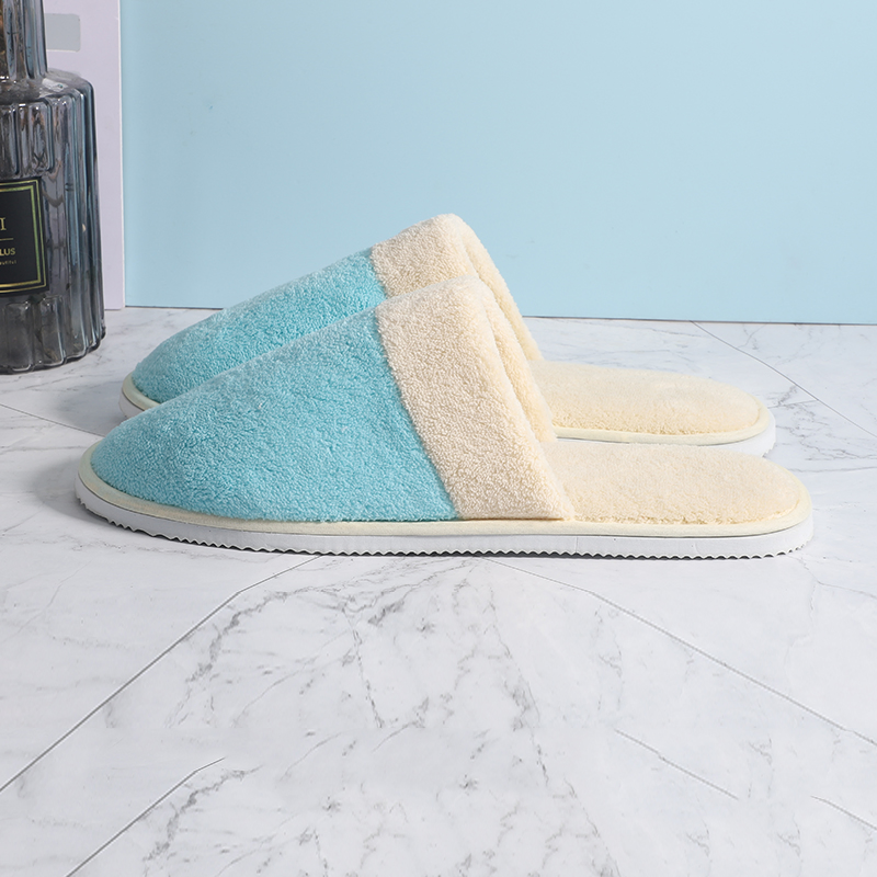 Гостиничные тапочки из велюра-коралла с логотипом