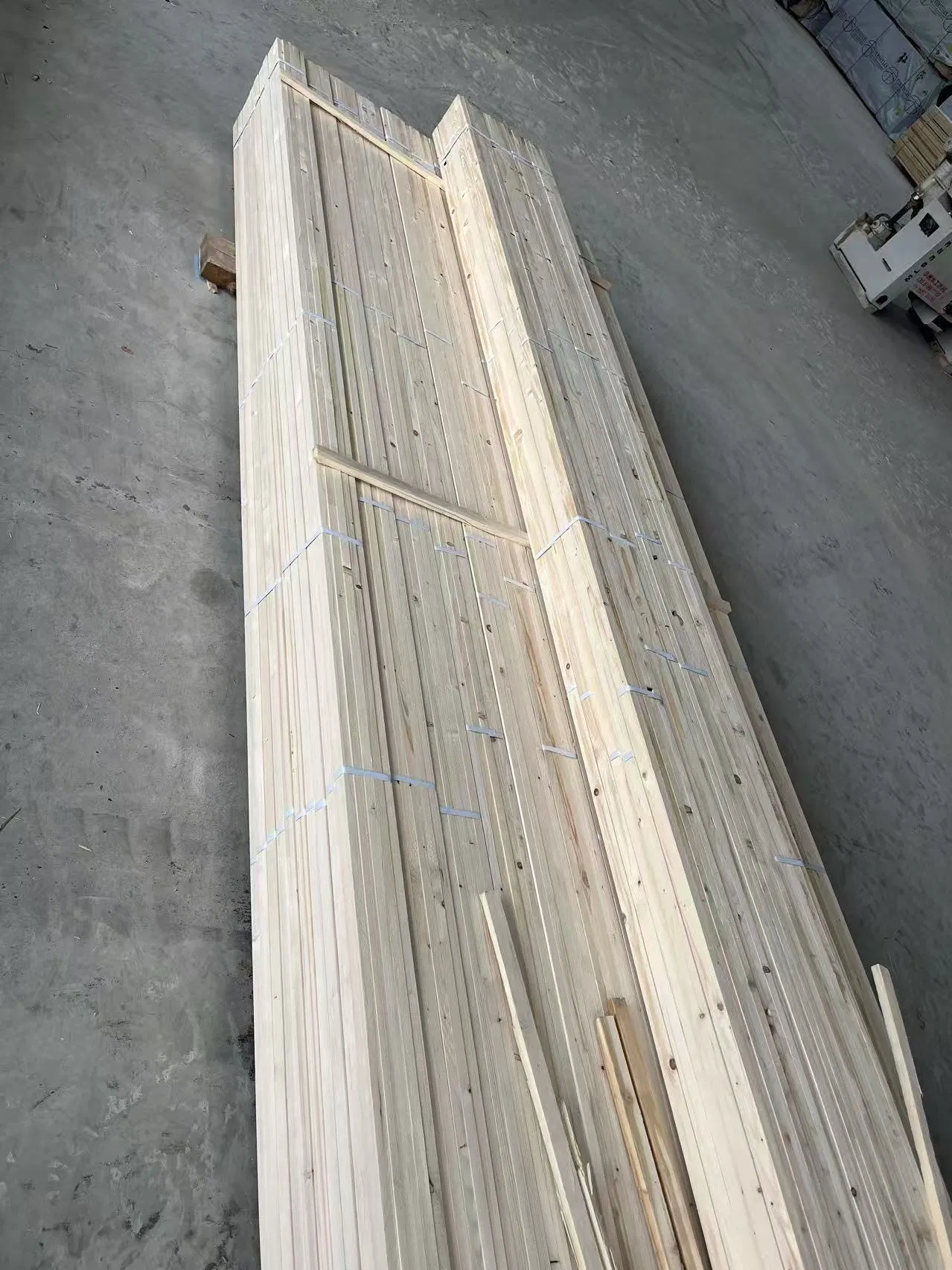 Natural Color Solid Wood Sawn Timber 28X28X2400/2700/3600mm White Pine for Building Purposes