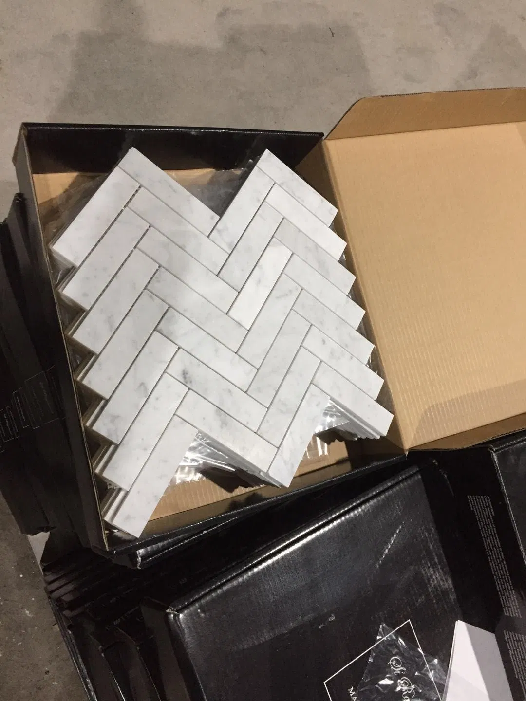 Мозаичная плитка 'ёлочка' из мрамора для стен и пола