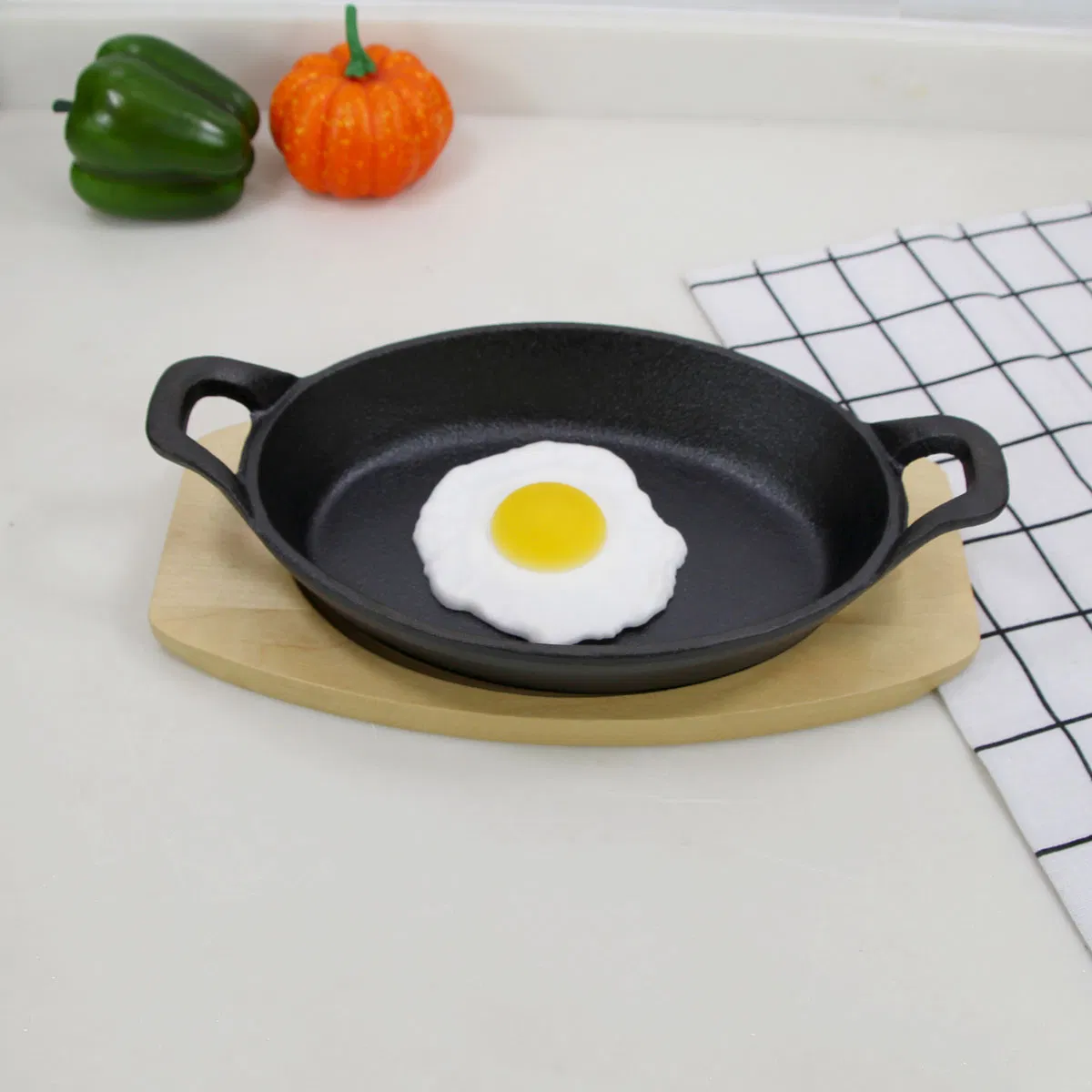 Christmas Steel 8.6"X6.1" 22X15cm Oval Nonstick Cast Iron Cow Sizzling Plate with Wooden Base Sizzling Pan Fajita Plate Set