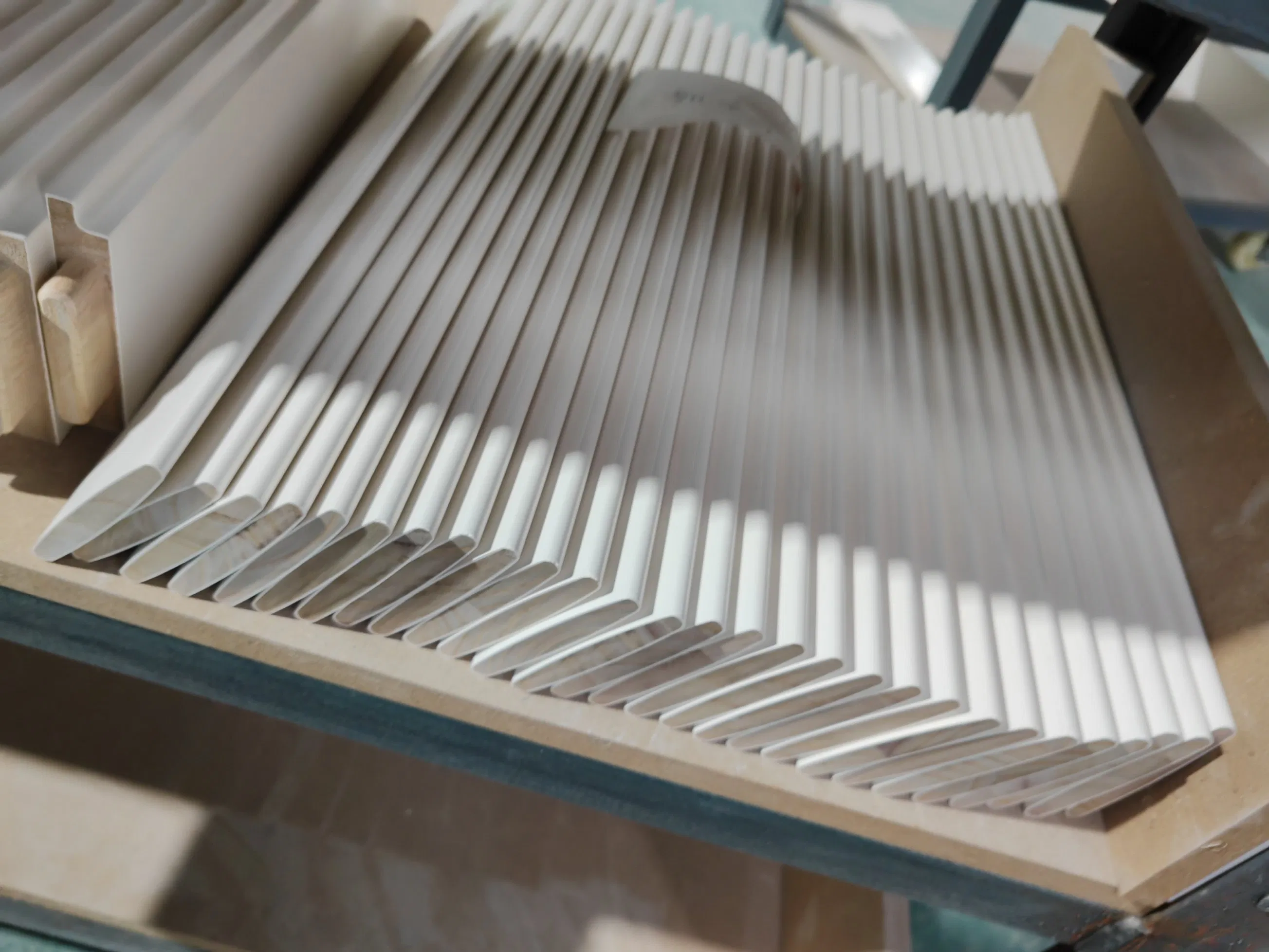 China Paulownia Wooden Solid Plantation Shutters