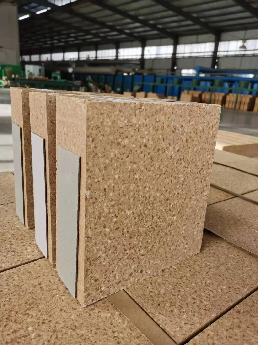 Магнезито-глиноземистый огнеупорный кирпич для цементной печи