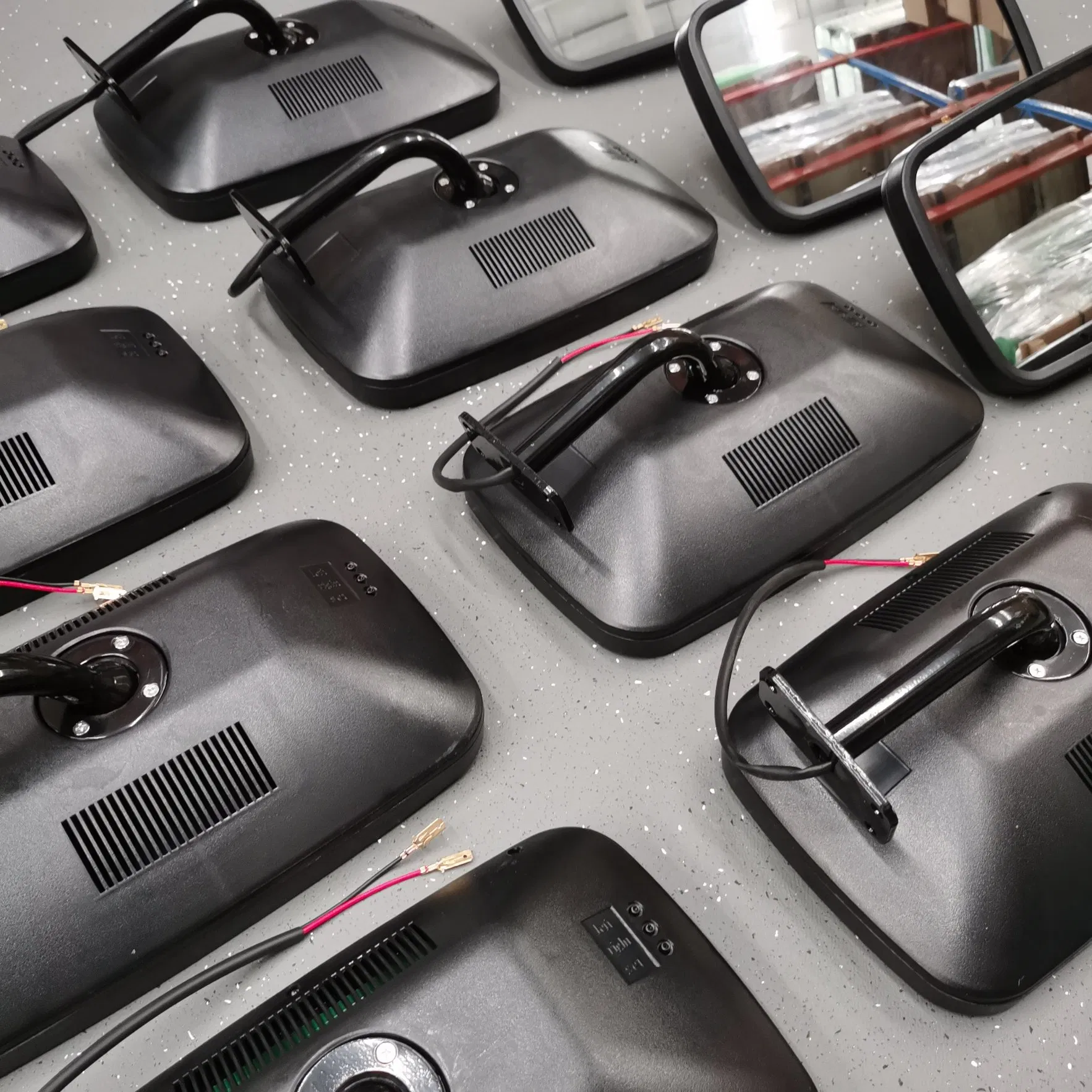 Цифровые часы в зеркале заднего вида для автобусов и грузовиков