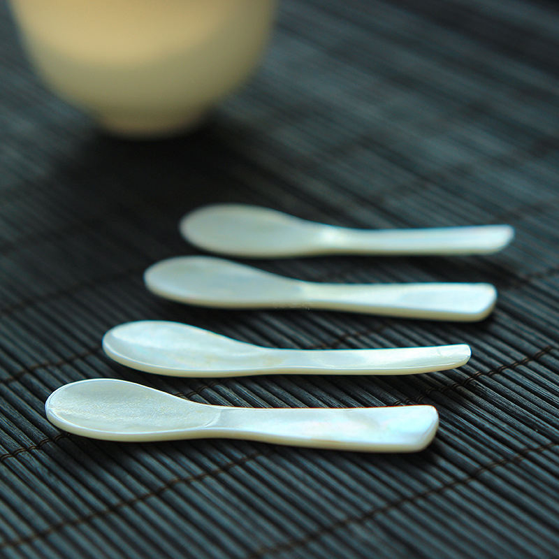 Luxurious Nacre Caviar Spoon for Upscale Dining Experiences