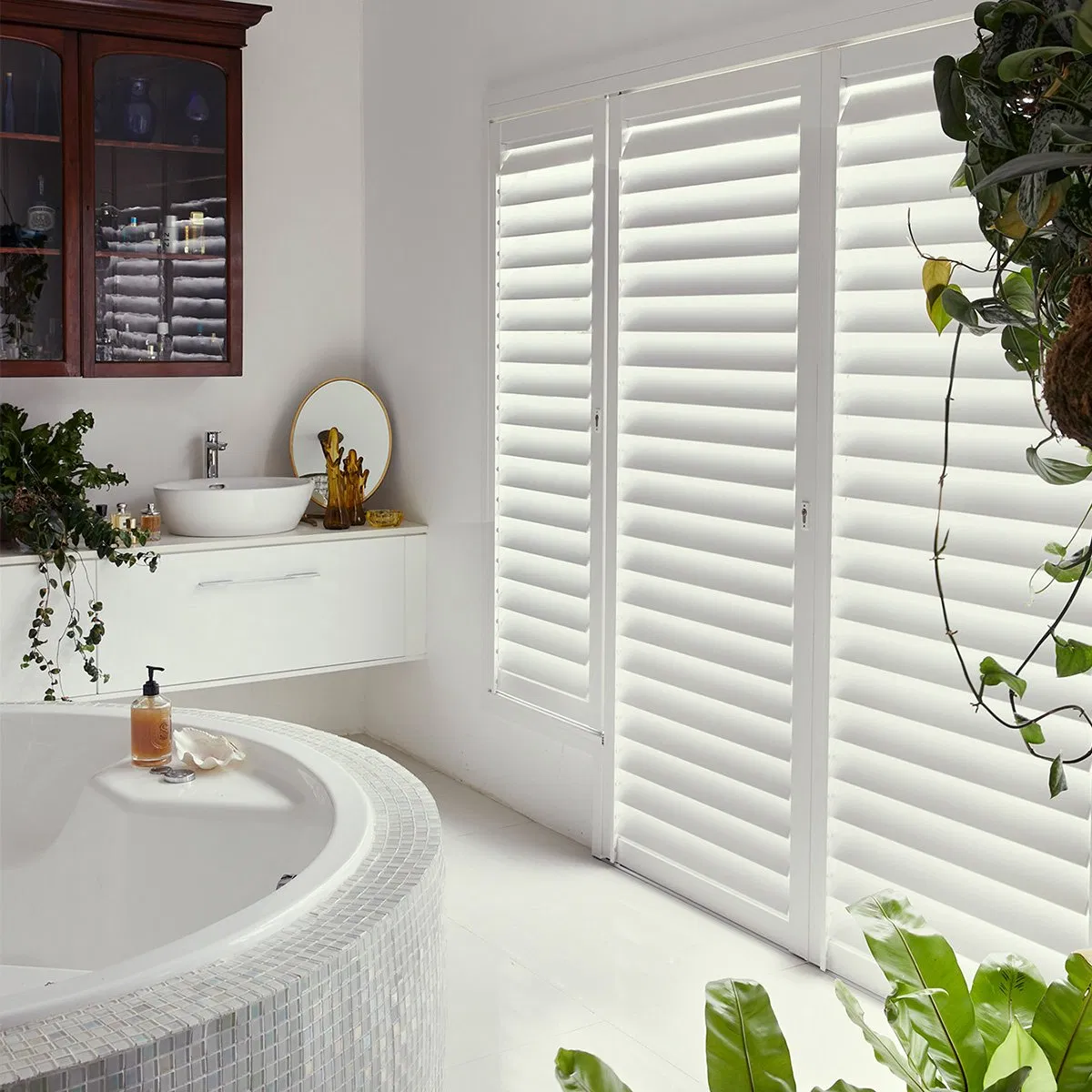 New Cheap Wooden Plantation Shutter Louver for Hotel/Bedroom China Factory