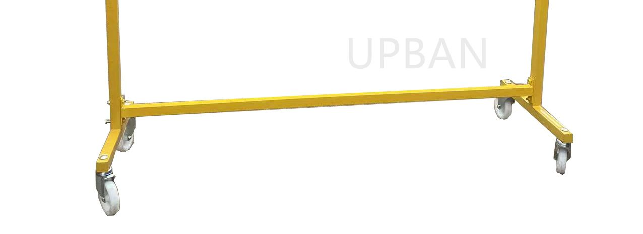 Передвижная вешалка для одежды на колесах